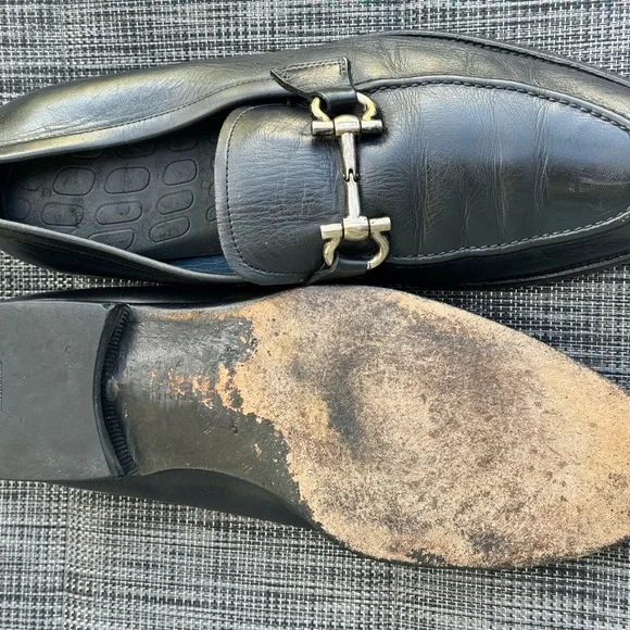 🎬 Salvatore Ferragamo Black Leather Loafers with Gold Accent